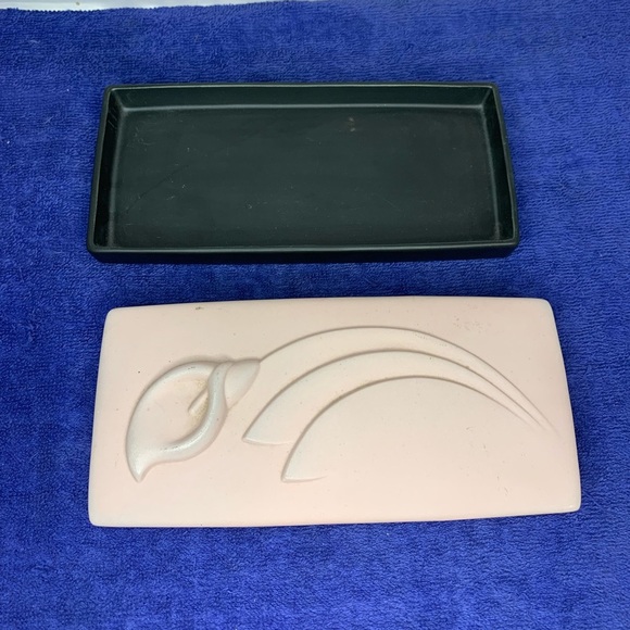 Dresser Powder & Trinket Box Art Deco Style Pink Crowning Touch Lilly Black Base - Picture 2 of 5